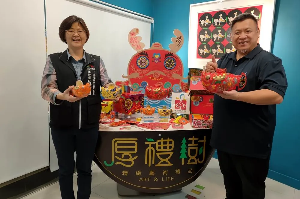 龍年送禮有「藝」思　國際級藝術家洪易推出「金龍YO有魚」