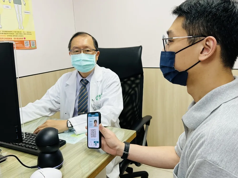 出示手機即可就醫！健保卡數位化　健仁醫院完成全院資訊建置