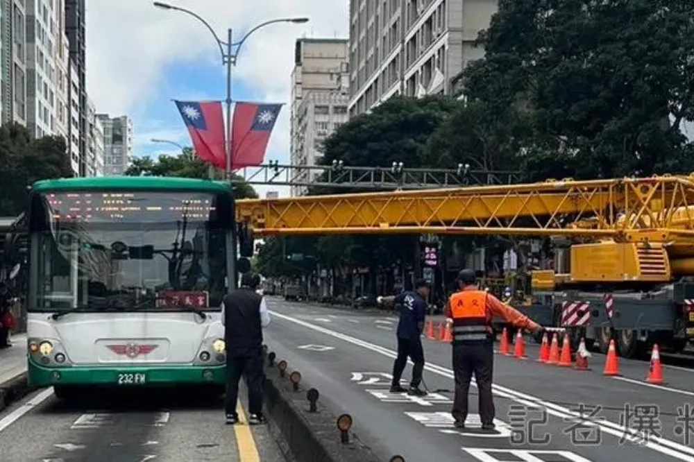北市工程車吊臂砸中公車　玻璃碎裂噴濺乘客驚慌下車