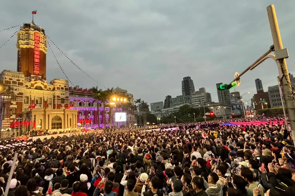 蔡英文、賴清德出席元旦總統府升旗　十大傑出青年領唱國歌