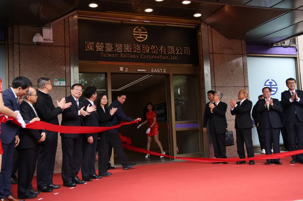 台鐵改制公司正式揭牌　蔡英文：這段改革路走了20年