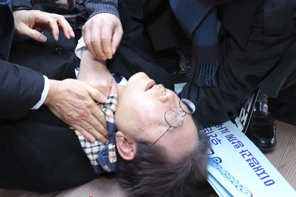 【有片】南韓最大在野黨領袖李在明釜山遇襲　頸部遭刺流血倒地