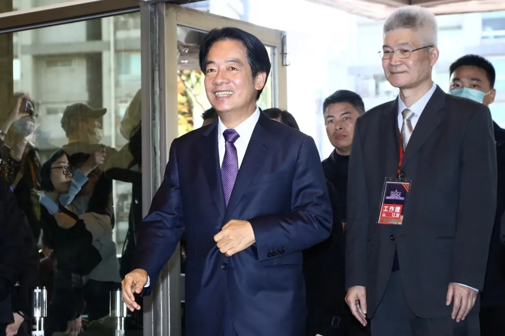【快訊】賴清德輔選遭女支持者「拉脖子強吻」　隨扈緊急將人帶開