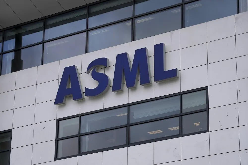 出口前遭截胡！ASML曝光機停止出貨中國　傳白宮國安顧問親自施壓