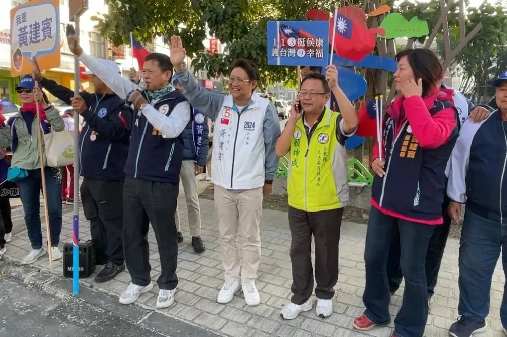 綠候選人賴坤成幫藍營對手「類站台」　台東基層怒吼：這要黨紀處分了吧