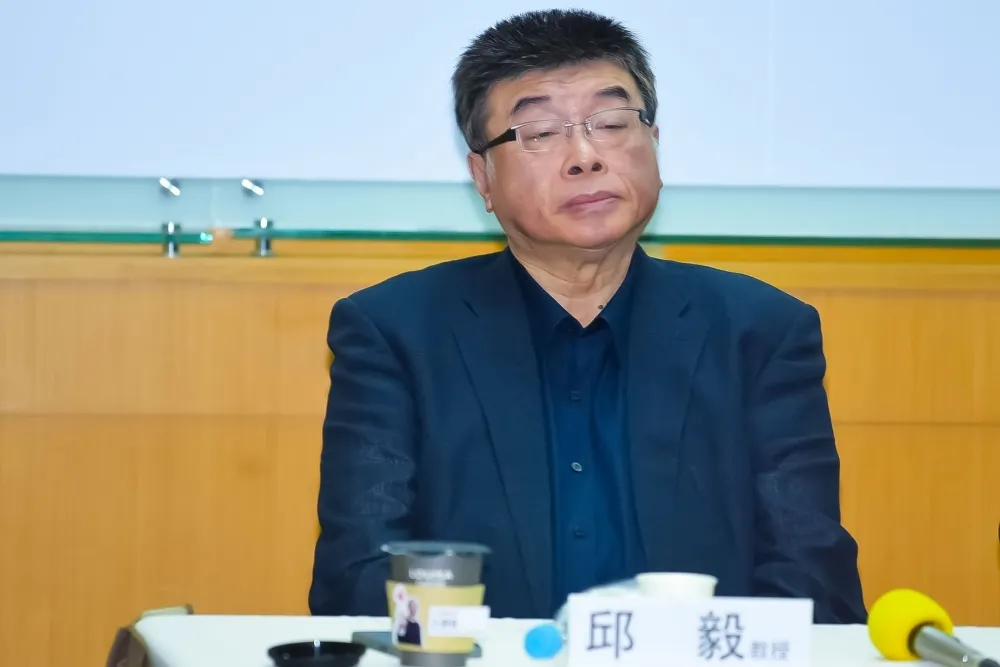 「只有假髮是真的」　綠高層談中國介選酸邱毅欠10個「私生子」
