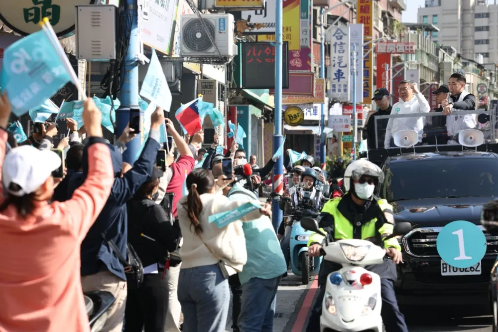 好環保！酸藍營造勢「3千支國旗亂丟」　柯文哲：民眾黨撿回來再用