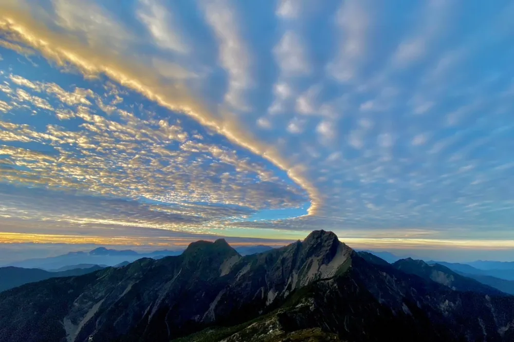 玉山今晨現弧線雲系美景　鄭明典大讚：天然的尚好