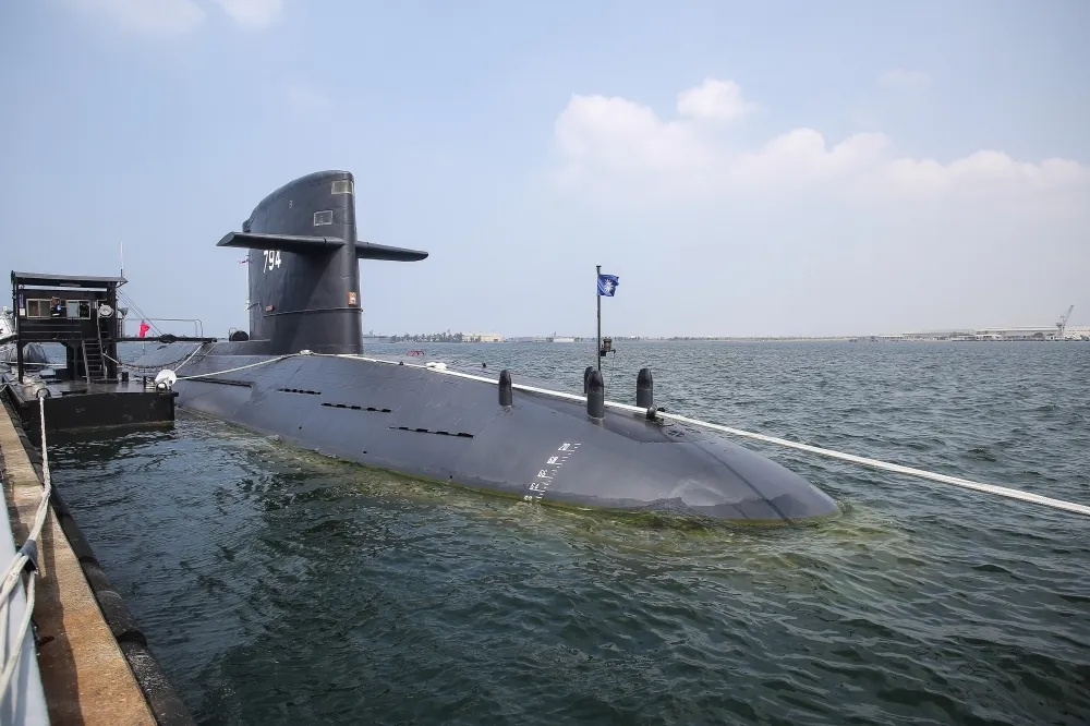 海虎潛艦落海失聯18天　失聯士官妻子再發文淚求尋夫