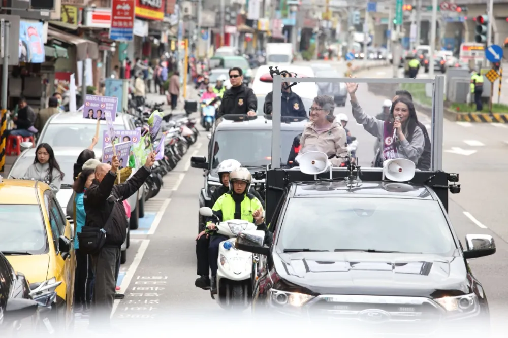 民進黨全國車掃開跑　蕭美琴攜賴品妤「雙美」掃街超吸睛