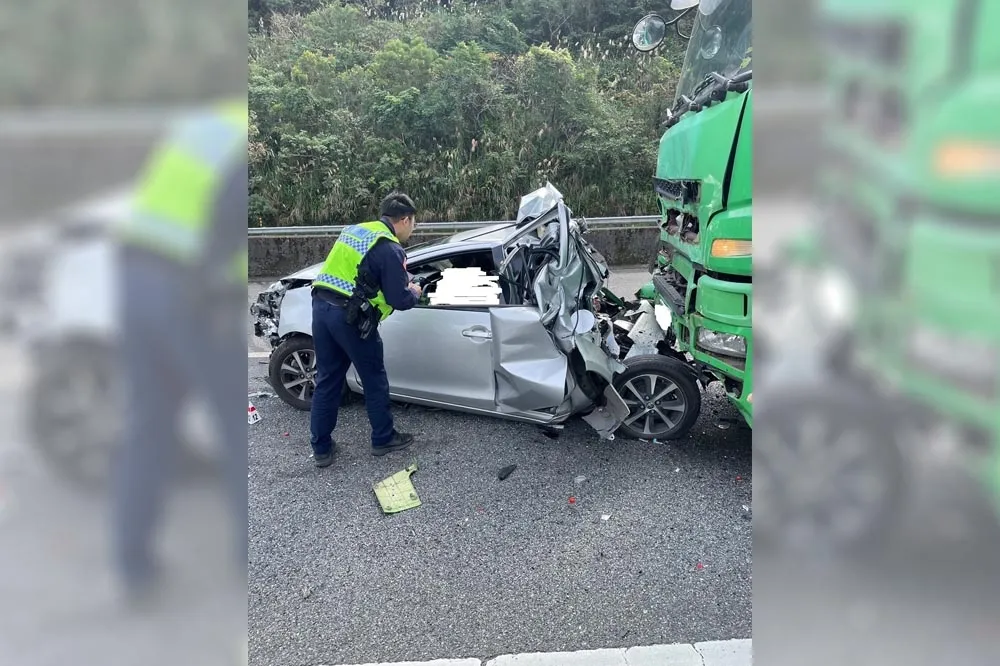 【快訊】國道3號連環撞5車　小客車遭「夾扁」、車上男子送醫不治