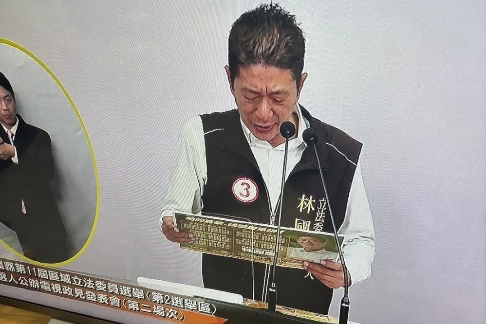 【政見發表會】林國慶拿出史上最大小抄　網友譏：對嘉義很陌生