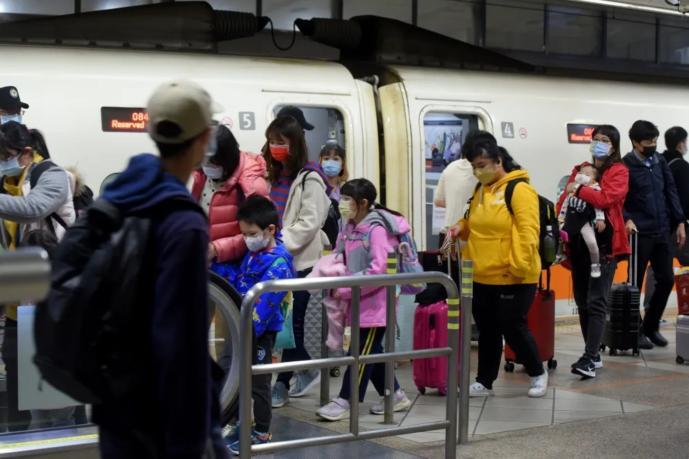 春節車票開搶！高鐵頭1小時狂訂59萬張　台鐵西部幹線明搶票
