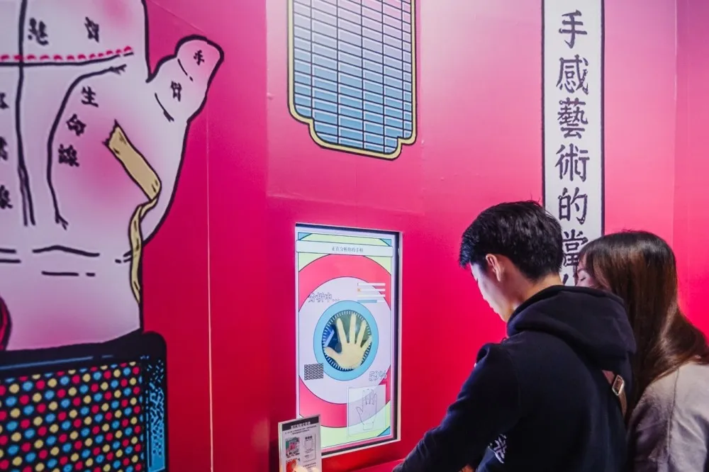 到高雄駁二「看手相」！展覽集結 9 位藝術家「手感」創作　還能測出專屬你的美學人生