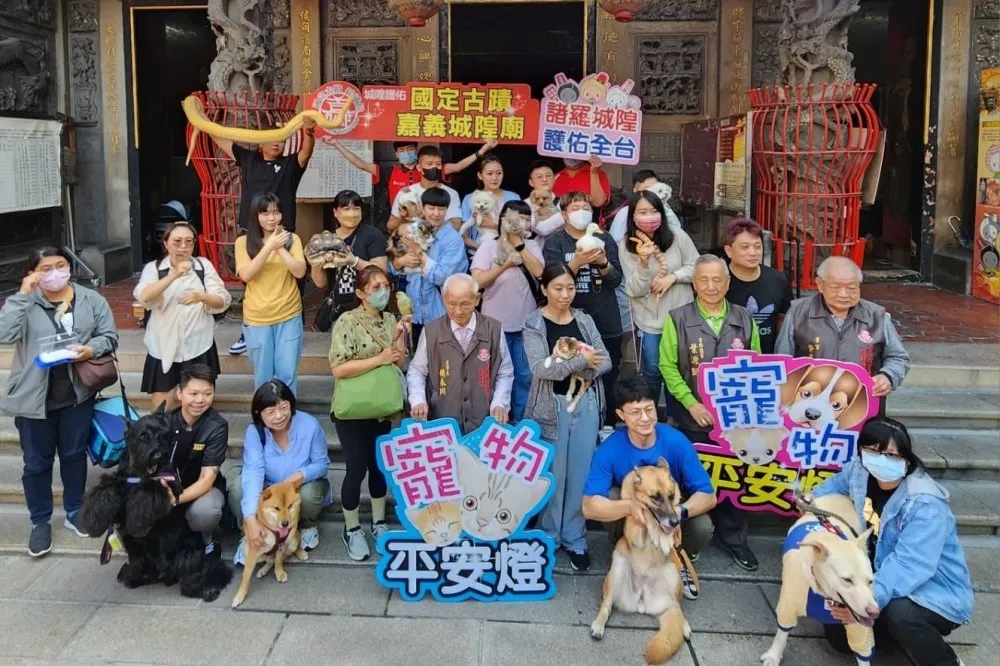 嘉義城隍廟推出「寵物平安燈」服務！全台 7-11 都能辦理、加碼送主人光明燈