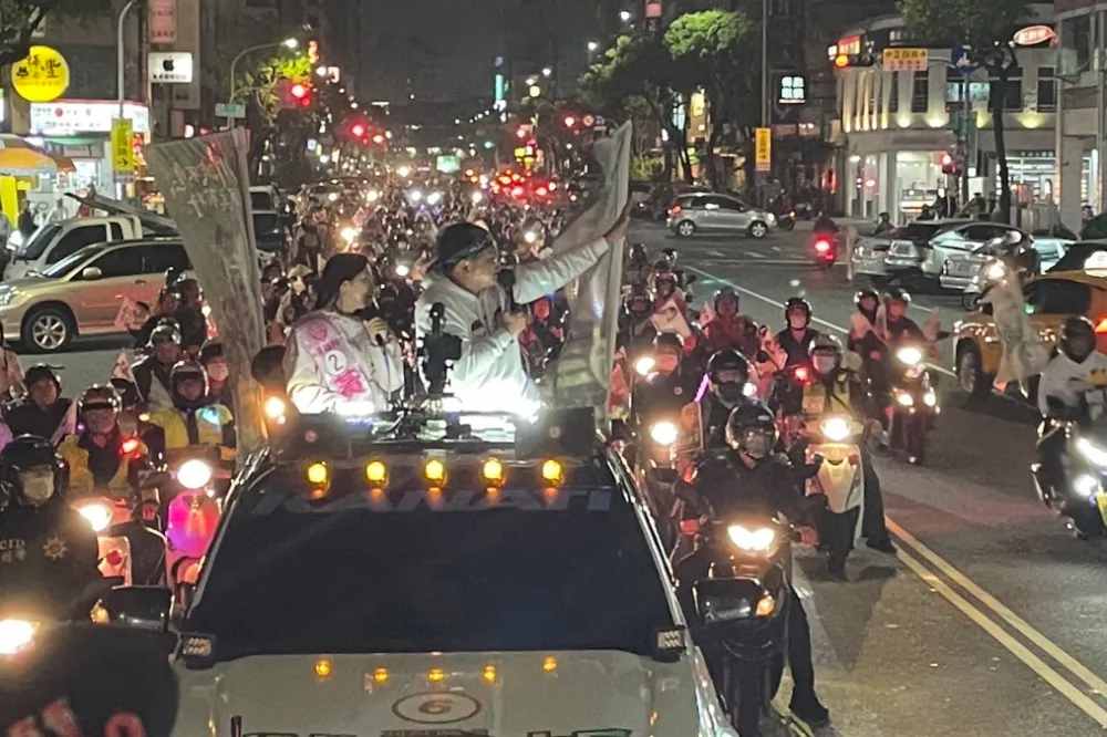 「搶救王義川」車隊掃進黃捷選區　百輛貪食蛇車隊重現高雄街頭