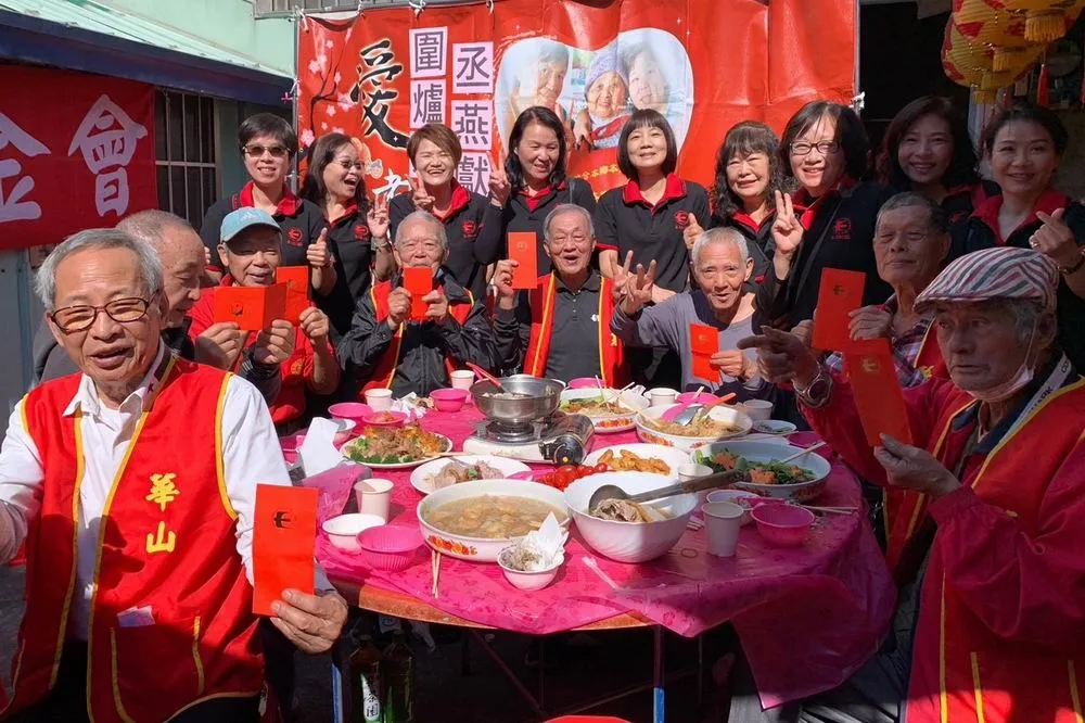 愛心企業為往生阿伯圓遺願　陪獨居老寶貝圍爐迎新送舊