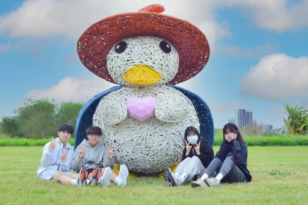 親子必看！新北鴨鴨公園地景藝術展「這天」結束　把握機會欣賞夜間光雕
