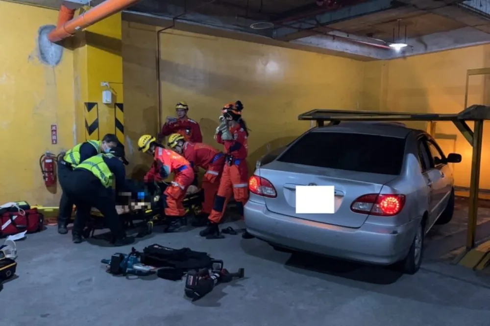 台中女機械車位停車「探頭踩油門」遭夾　創傷性窒息身亡