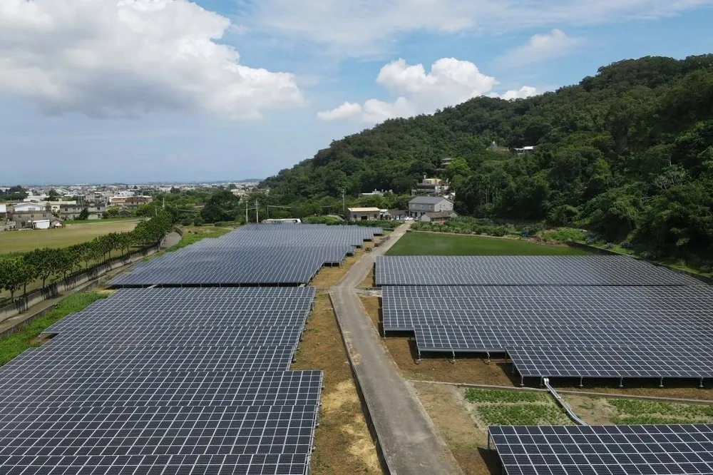 經濟部提高綠電占比並開徵碳費　綠石全球能源基金成焦點