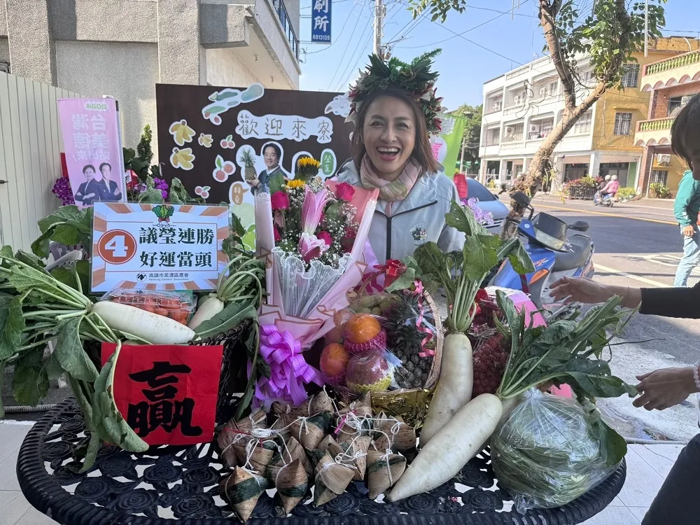 邱議瑩車掃美濃　支持者送在地農產品祝連任