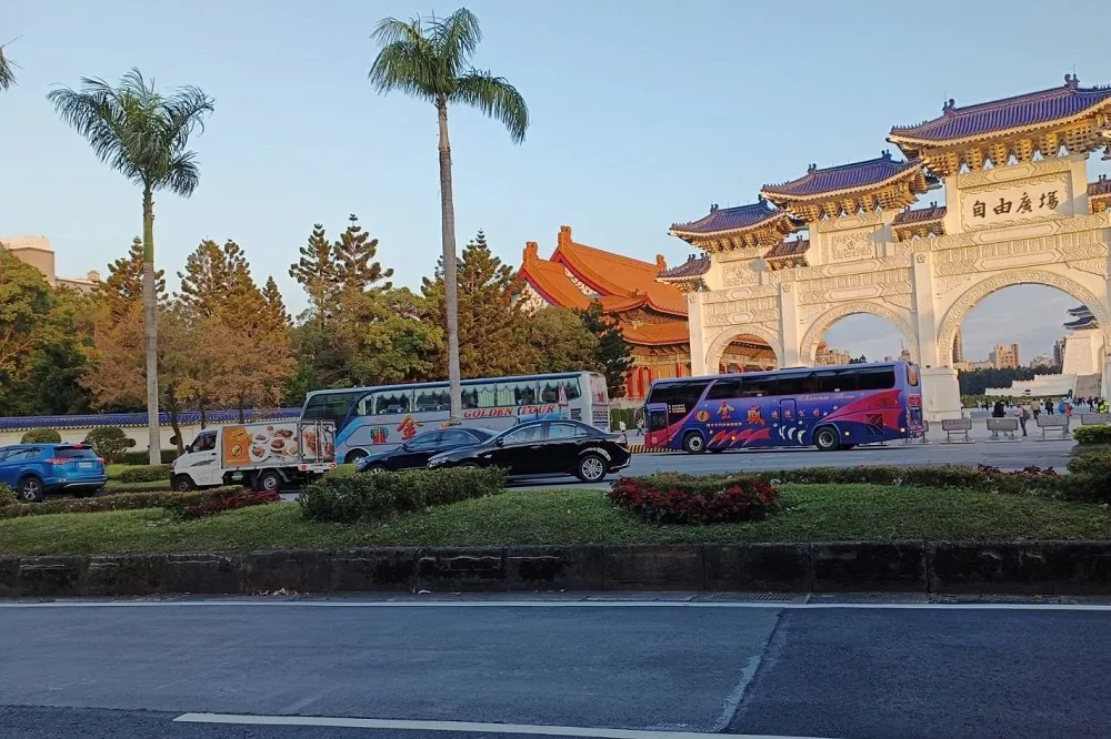 凱道造勢民進黨昨20萬人擠爆　「選前之夜」柯陣營疑動員遊覽車PTT熱議