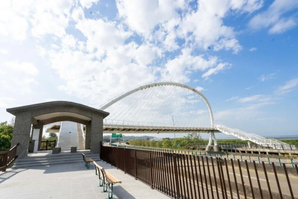 新竹市再添親子景點！香山鹽水公園大改造　啟用共融遊具、串聯 17 公里海岸線自行車道