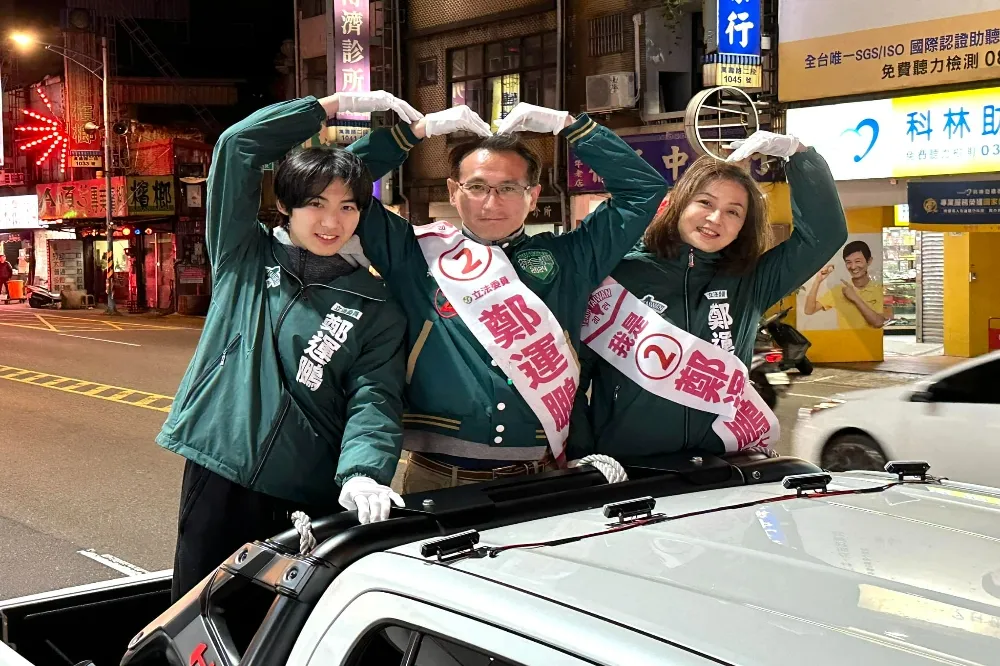 桃園車銀優！鄭運鵬兒太帥一夕變國民公公　網友笑：從立委轉職星爸