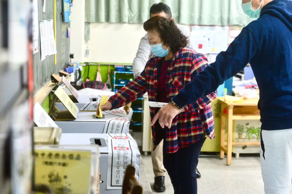 網傳影片開票所領票、開票人數不同　桃園選委會：正在釐清實情