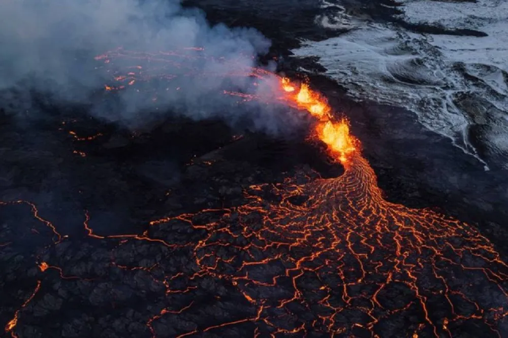 【有片】冰島道路出現「火山裂縫」30公尺深　男子失足墜入仍下落不明