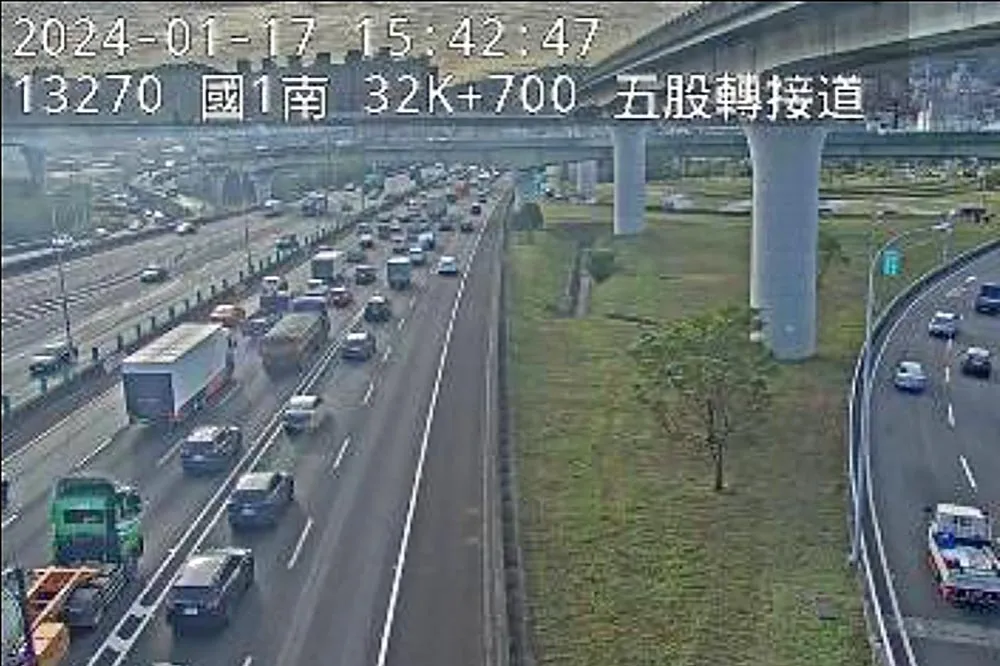 【快訊】國道一號五股路段「小貨車翻車」　回堵5公里塞爆