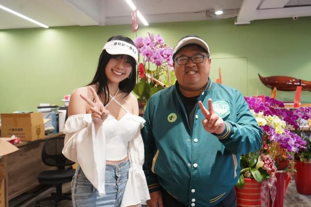 蔡易餘同框爆乳議員合不攏嘴　網友虧：自肥式燦笑