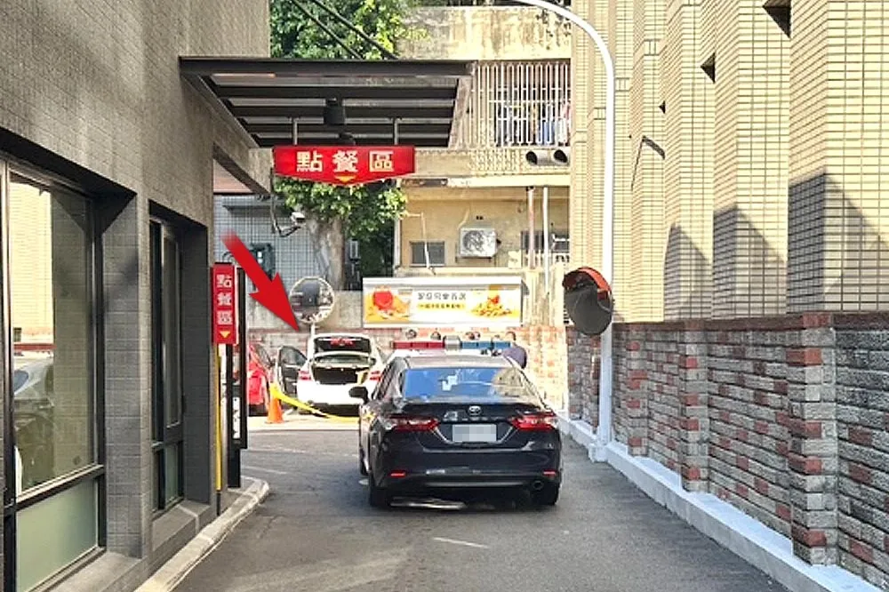 台中離婚夫妻雙亡！倒臥麥當勞停車場賓士車內　女全身刀傷、男遭割頸