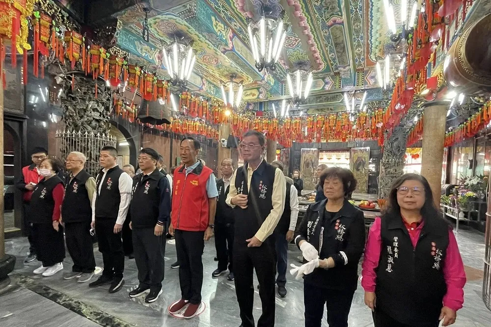 郭台銘回來了　現身板橋慈惠宮安座