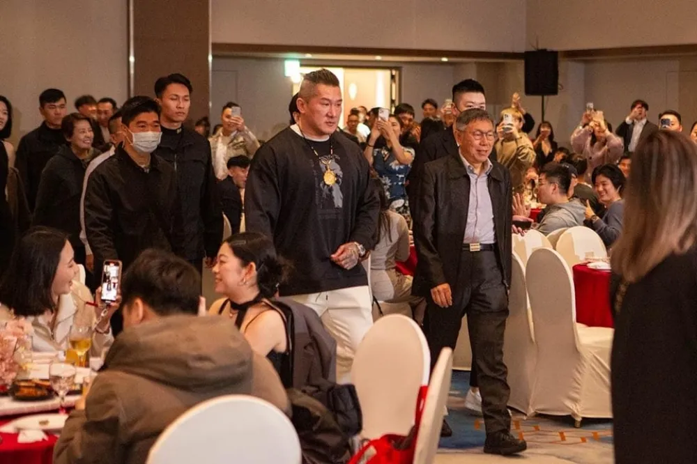 柯文哲、黃國昌出席「館長」尾牙　現場秒變民眾黨粉絲會