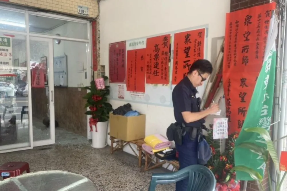 【快訊】才剛3連霸！屏東綠委鍾佳濱服務處被砸　嫌犯還請警幫叫計程車