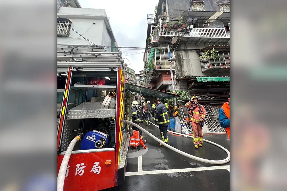 【快訊】中和火警「公寓3樓」冒火煙　男子逃生不及葬生火窟
