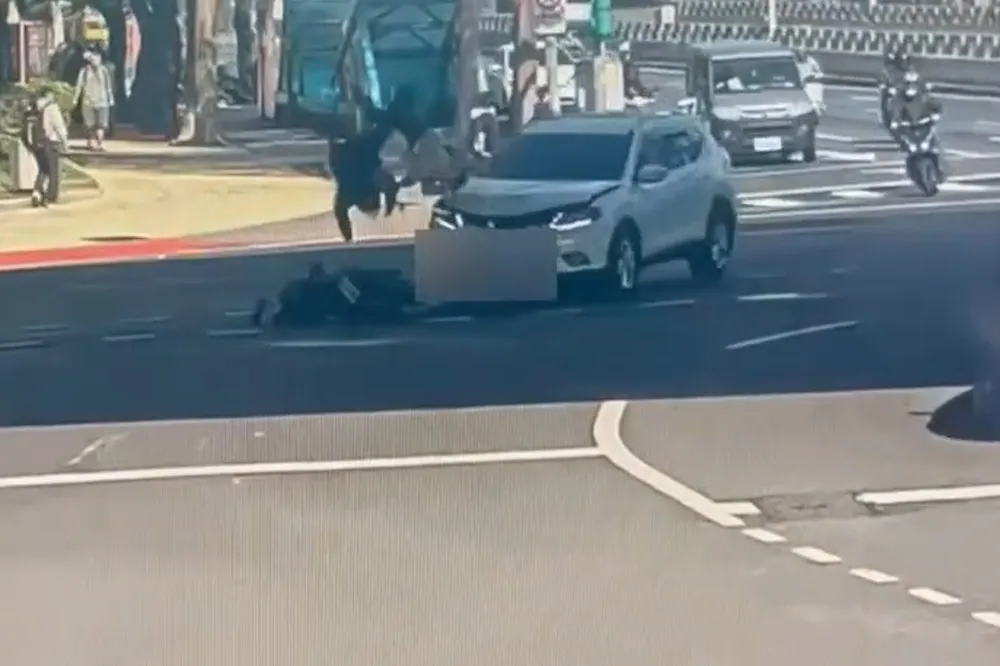 【驚險片】女大生騎車雙載違規左轉　遭休旅車「撞飛360度」落地重摔