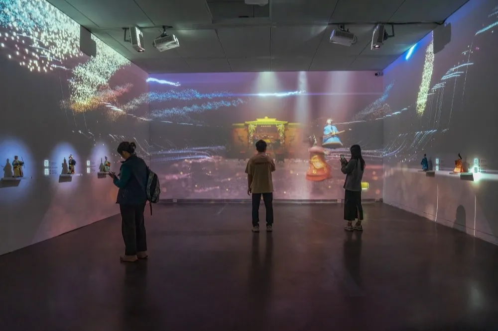 藝術結合科技！高美館特展「擴散耦」即日起登場　用眼神就能演布袋戲