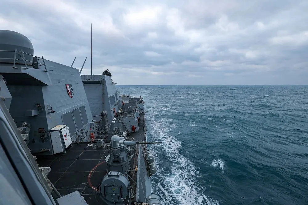 美驅逐艦穿越台海　解放軍：美公開炒作「全程跟監」