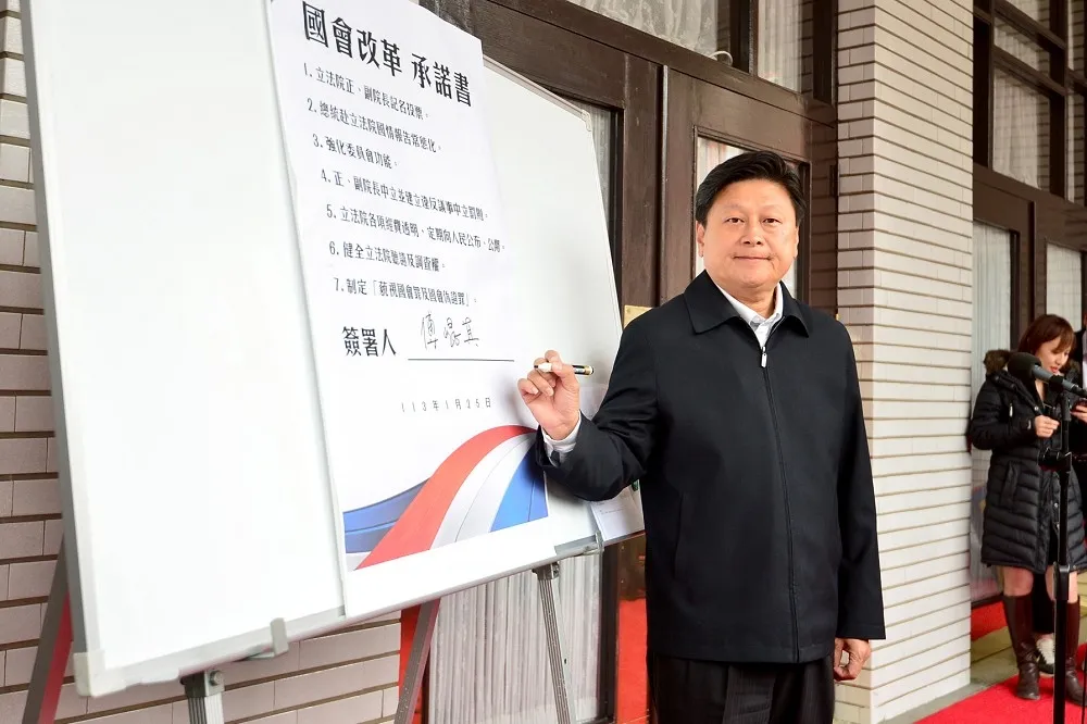 傅崐萁參選國民黨團總召　嗆柯建銘快去收驚：我倚天劍、屠龍刀準備好了