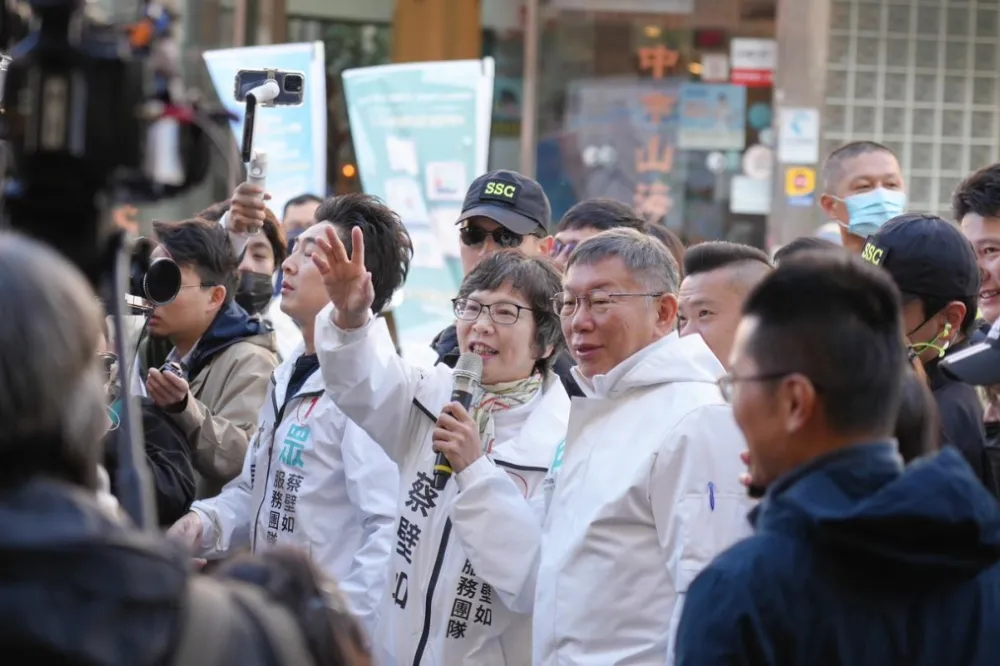 蔡壁如尾牙未獲邀掀波　與柯文哲餐會同框「戶外私聊」10分鐘