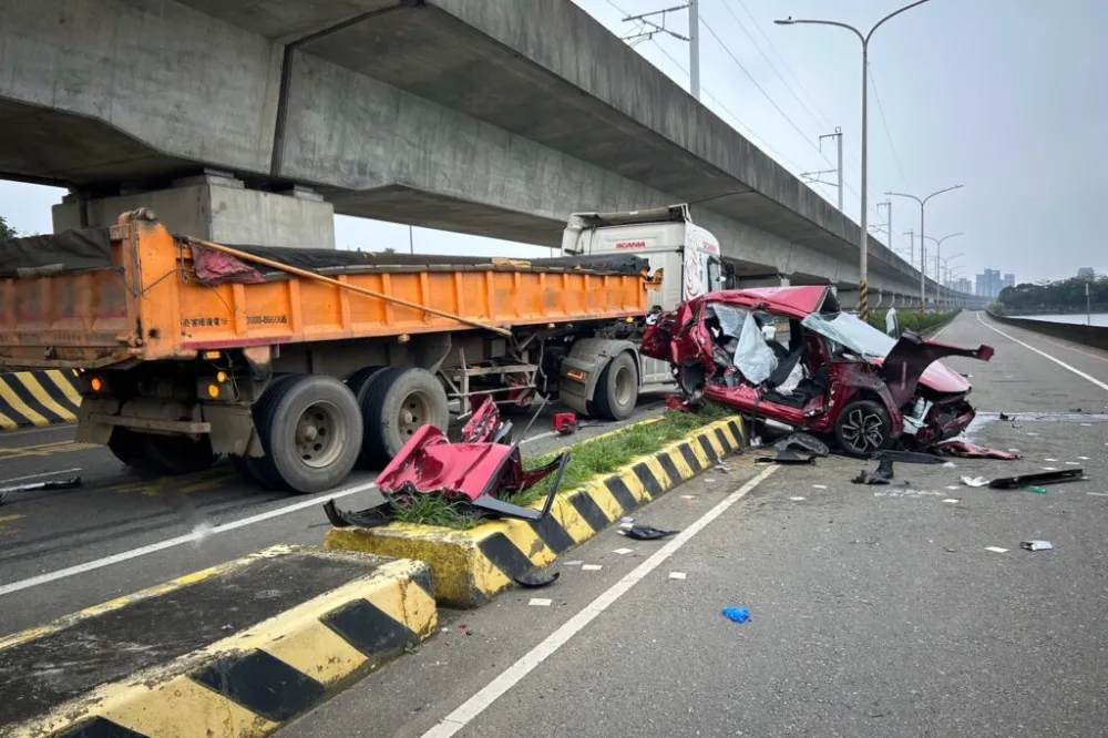 4同事搭車趕尾牙遇死劫　轎車遭砂石車撞爛釀3死1重傷
