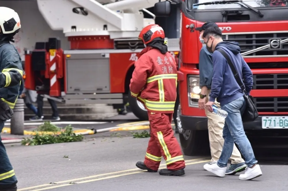 彰濱金屬加工廠傳火警！消防員防爆炸「後退」灌救　負責人嗆傷