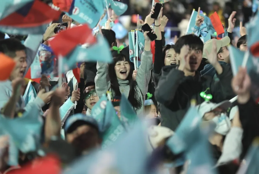 民進黨是怎麼變成「新黨國」的──從小笠原欣幸書裡的台灣民主談起