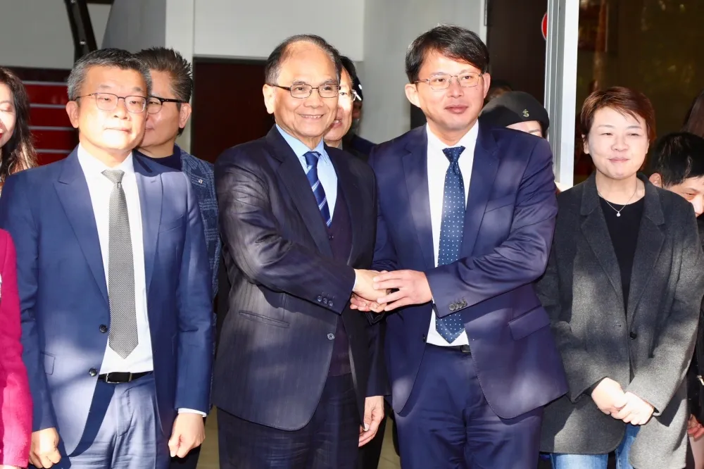 【快訊】游錫堃、蔡其昌拜會民眾黨團　黃國昌重申立場：一定團進團出