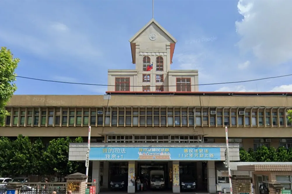 只為100元！啃老逆子討不到錢將母推下樓不治　判決出爐
