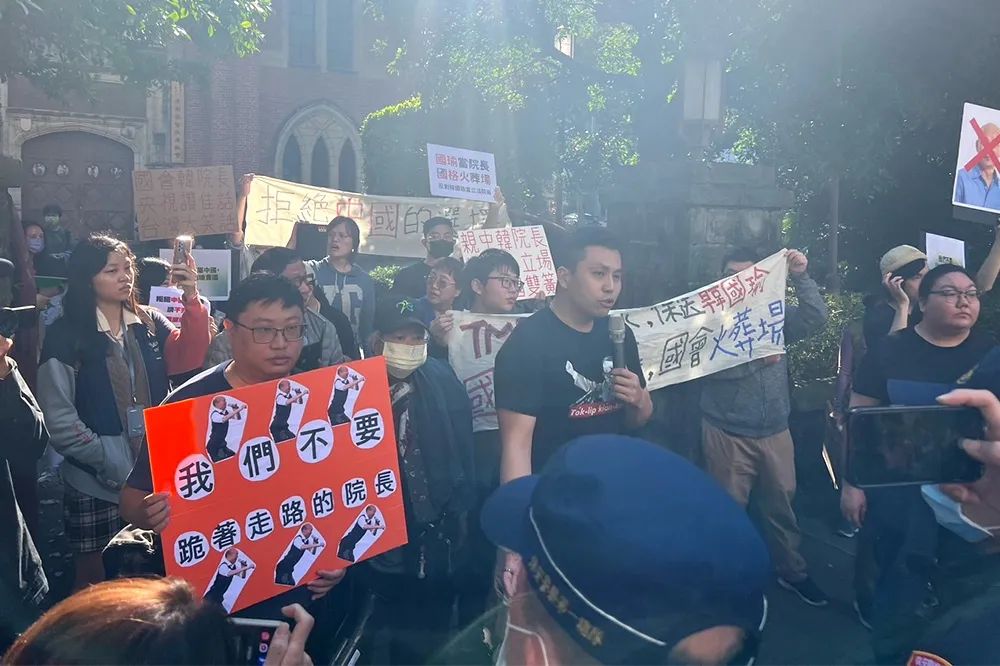 民眾黨推黃珊珊恐保送韓國瑜　場外抗議：不要跪著走路的立法院長
