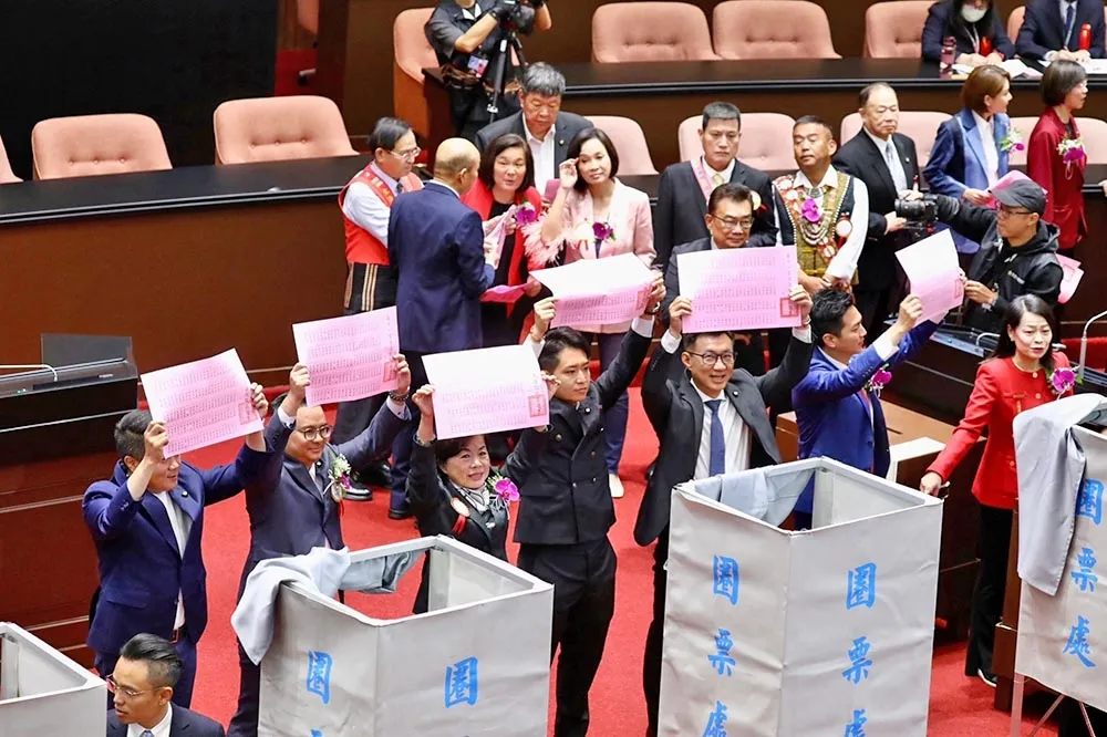 防跑票！藍委高舉院長選票亮票　陳玉珍寒暄邊偷瞄白委怎麼投