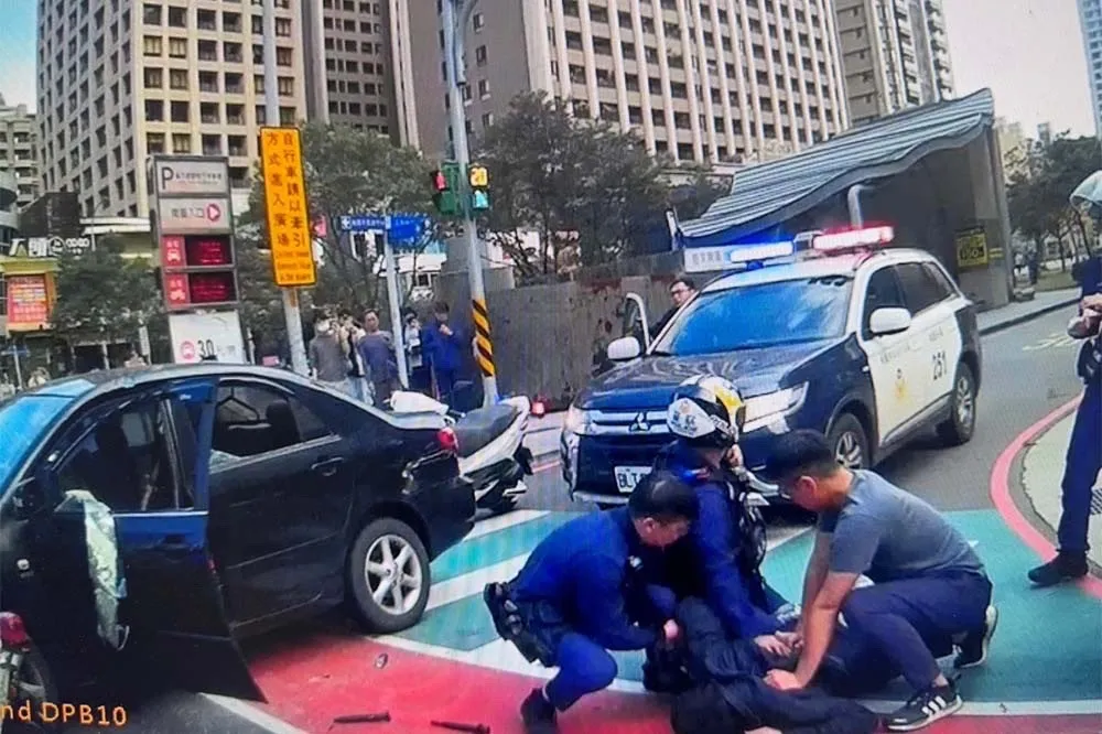 桃園藝文特區警匪追逐　通緝犯拒檢撞警車多人受傷